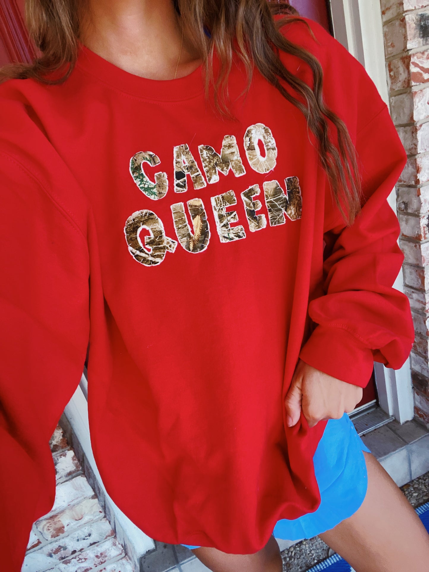 camo queen crew in red